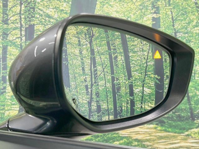 【ブラインドスポットモニタリング】走行中、ドアミラーの死角になりやすい箇所に後続車が接近するとサイドミラー付近に警告を表示、ドライバーに注意喚起をしてくれます。