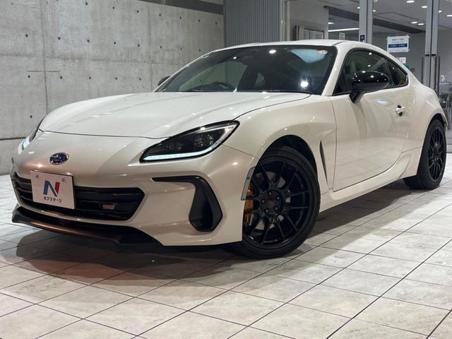 高透明度のガラス皮膜で撥水はもちろん、上質なツヤ・光沢を実現。紫外線や酸性雨から大切な愛車を保護し、色あせ・劣化を防止。「弾スプラッシュコート」、「弾プリミッサコート」からお選びいただけます。