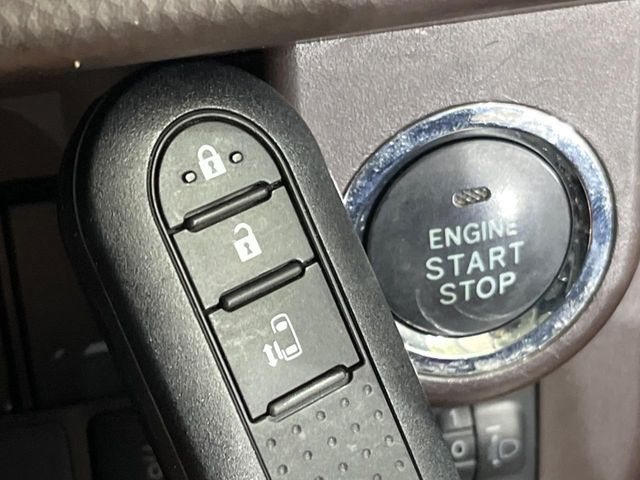 【スマートキー】カバンやポケットに入れたままでもドアの施錠・解錠が可能なスマートキーを装備。エンジンのオン・オフ時もカギを取り出す必要が無いからとっても便利です♪