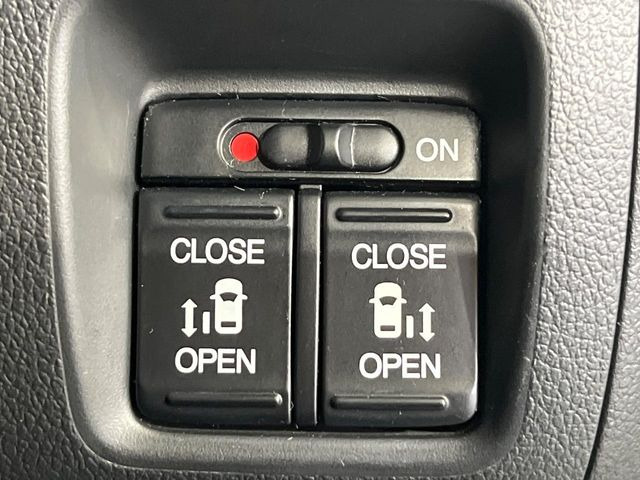 【両側スライドドア】駐車場で隣の車との間隔が狭く乗りにくい時、スライドドアなら安心!ドアオープン時も幅を取らず、開口部が広いので乗り降りがとっても簡単です。大きな荷物の出し入れも後席から可能♪