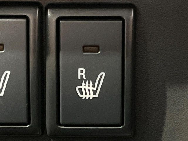 【シートヒーター】寒い日に重宝するシートヒーター!エアコンより早く温まってくれるので寒がりの人も安心ですね♪エアコンの温風は乾燥するから苦手、という方にもをおすすめです。