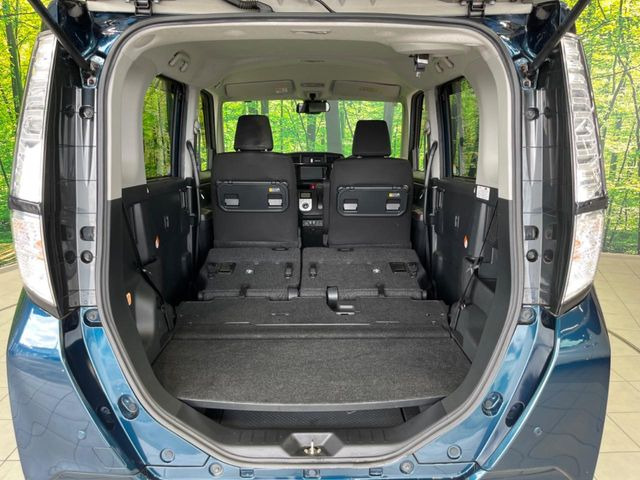 後席を格納すると、これだけの広さが!シーンに合わせたシートアレンジで、大きな荷物も積むことが出来ます♪