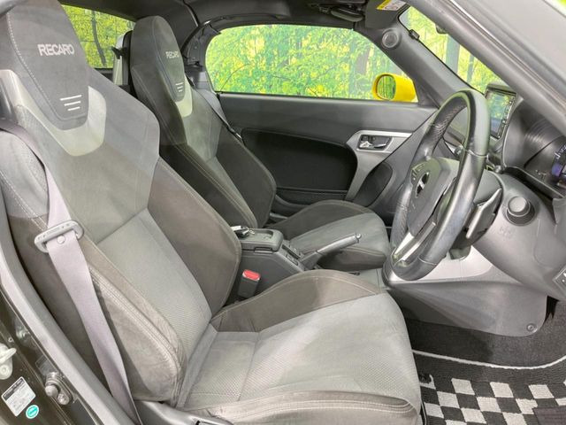 運転席シート廻りは使用感も少なく、良好な状態となっています。前オーナー様が丁寧に使っていたことがよくわかりますね。