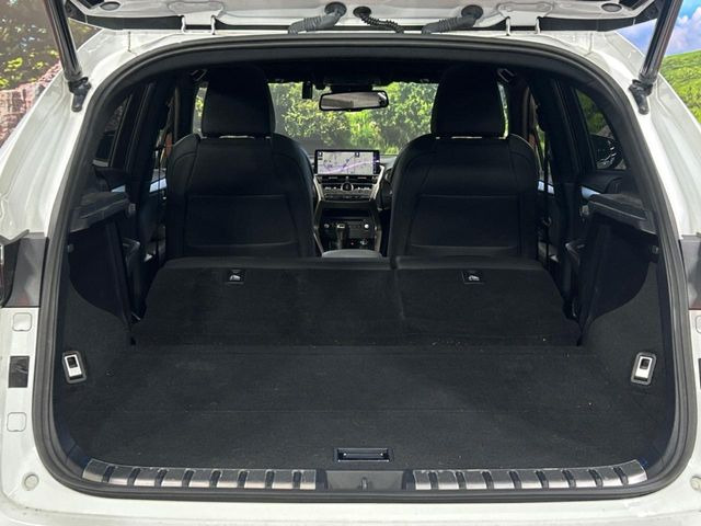 後席を格納すると、これだけの広さが!シーンに合わせたシートアレンジで、大きな荷物も積むことが出来ます♪