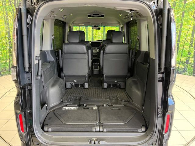 後席を格納すると、これだけの広さが!シーンに合わせたシートアレンジで、大きな荷物も積むことが出来ます♪