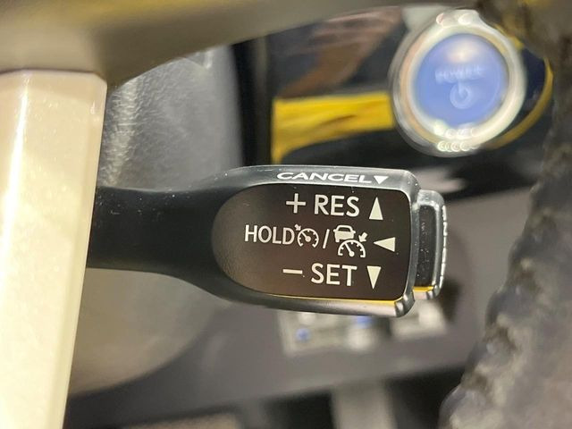 【レーダークルーズコントロール】高速道路での長距離走行が楽に!!自動で速度を保つクルーズコントロールが、衝突軽減システムと連携し、前方の車両を感知して車間を保つように速度調節してくれます!!