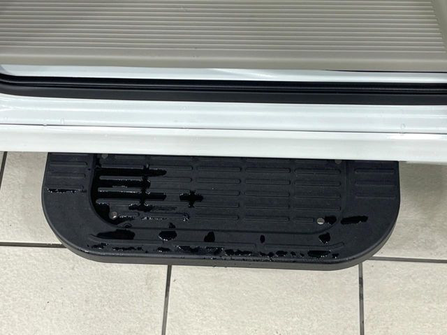 【電動サイドステップ】車高の高いお車でも、これがあれば小さいお子様の乗り降りも楽々♪スライドドアと連動して作動する為、煩わしい操作は不要です!