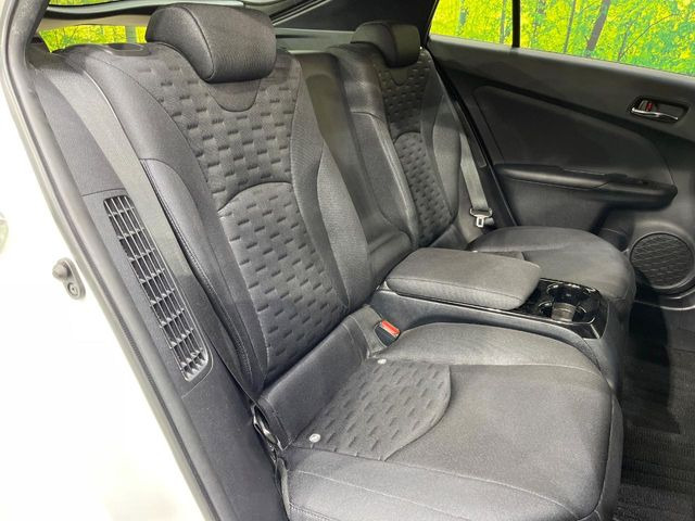 後部座席も気になるようなキズ・汚れやへたり等、大きなダメージはなく、良好な状態です。