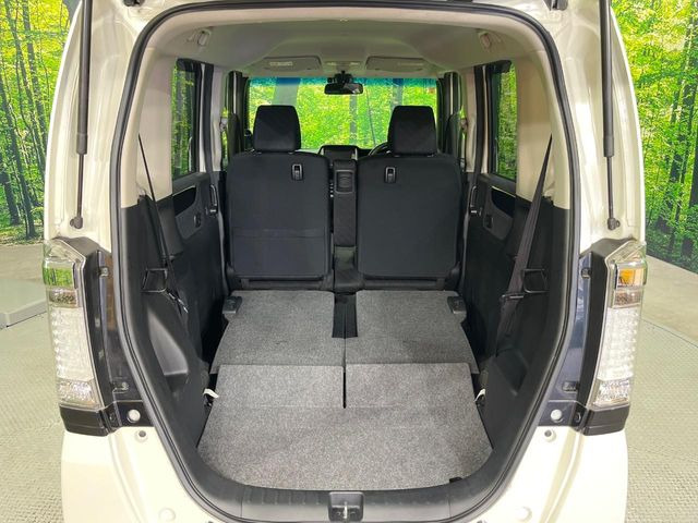 積み下ろしのしやすいデッキにはたっぷりと荷物を積み込んでいただけます。遊びから仕事まで、様々なシーンで頼れます♪