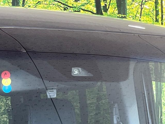 【ホンダセンシング】走行中に前方の車両等を認識し、衝突しそうな時は警報とブレーキで衝突回避と被害軽減をアシスト。より安全にドライブをお楽しみいただけます。