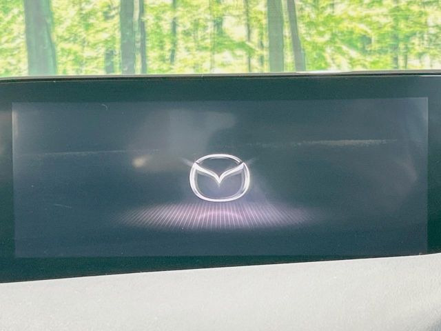 【8.8型マツダコネクトナビ】車内の雰囲気にマッチした一体型タイプのナビ。各種車輌設定やBluetooth再生等、様々な機能が楽しめます。直感的なダイヤル操作が可能で、使い勝手も良好です。