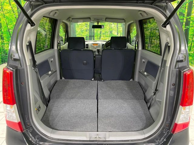 ラゲッジルームは、大容量のスペースを確保。普段のお買い物からレジャーまで、幅広く活躍してくれます!また、リアシートを倒すことでバリエーション豊かにお使いいただけます。