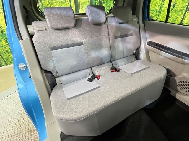 後部座席も気になるようなキズ・汚れやへたり等、大きなダメージはなく、良好な状態です。