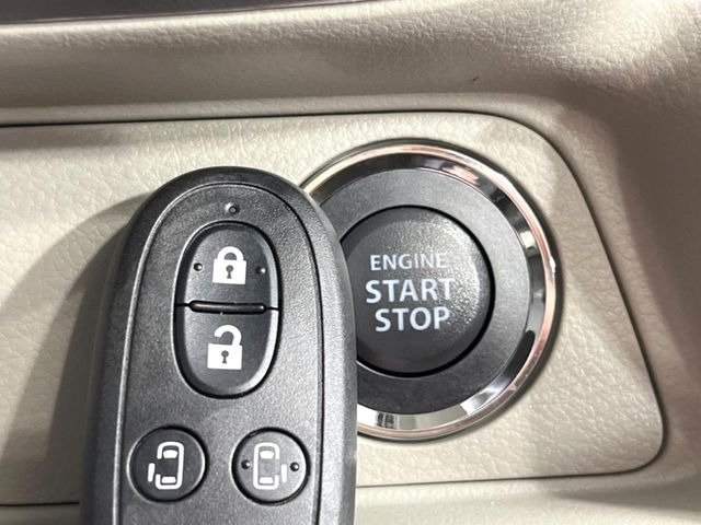 【キーレススタートシステム】カバンやポケットに入れたままでもドアの施錠・解錠が可能なスマートキーを装備。エンジンのオン・オフ時もカギを取り出す必要が無いからとっても便利です♪