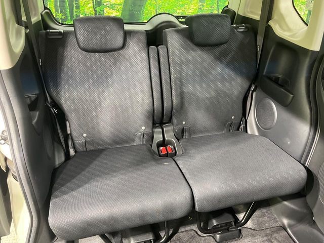 後部座席も気になるようなキズ・汚れやへたり等、大きなダメージはなく、良好な状態です。