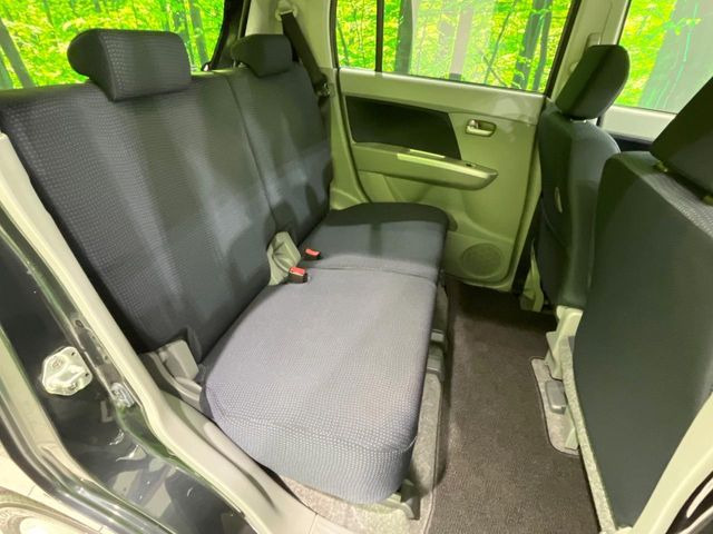 後部座席も気になるようなキズ・汚れやへたり等、大きなダメージはなく、良好な状態です。