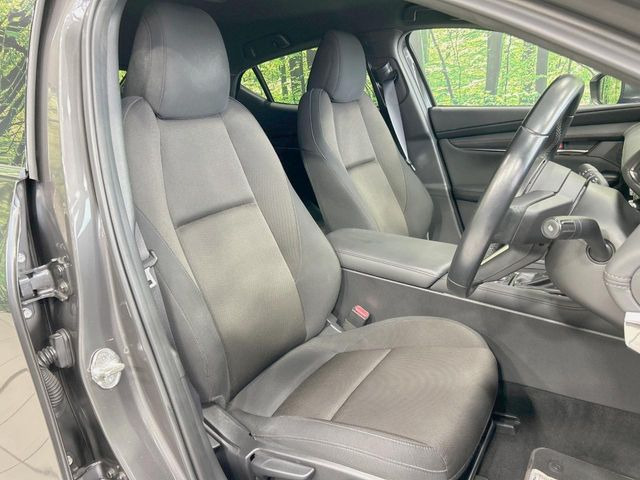 運転席まわりには十分なスペースがあり、大柄な方でもゆったり運転していただける環境です。