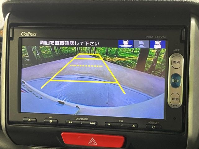 【バックカメラ】駐車時に後方がリアルタイム映像で確認できます。大型商業施設や立体駐車場での駐車時や、夜間のバック時に大活躍!運転スキルに関わらず、今や必須となった装備のひとつです!