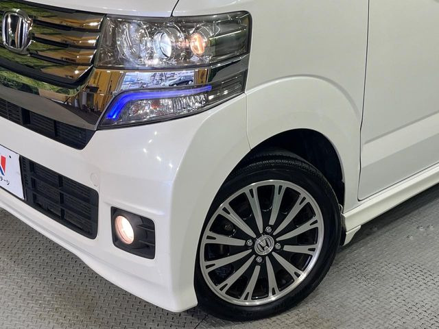 【HIDヘッドライト】非常に明るく前方を照らしてくれるので、悪天候や夜間の走行時も視界良好で安心してお乗りいただけます。