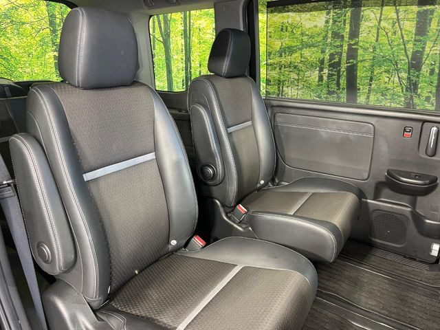 広々とした2列目シートは居住性が高く、居心地も快適!友達や家族とのお出かけにぴったりです。ベビーシートやチャイルドシート使用時も快適にお過ごしいただける十分な空間を確保しています。
