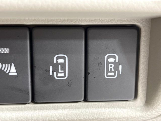 【両側パワースライドドア】スマートキーや運転席のスイッチで後席両側スライドドアの開閉が可能♪電動だから力を入れてドアを開ける必要が無く、小さなお子様でも簡単に開け閉めでき快適です♪