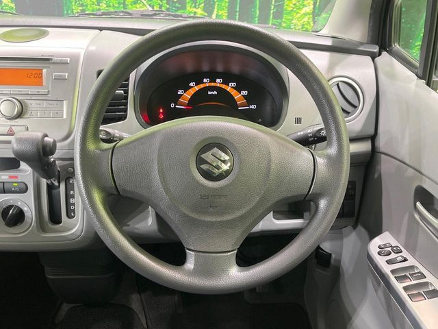 インテリアに合わせたデザインのステアリングは、運転される方のことも考え、運転しやすい形状、大きさです。是非一度、実際に触ってお確かめください。