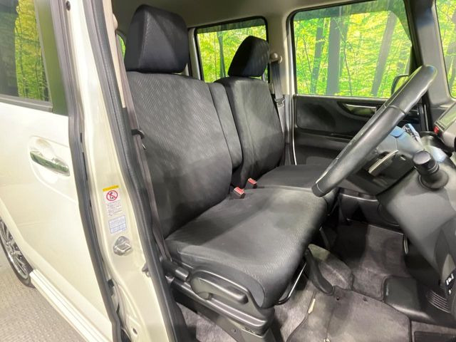 運転席シート廻りは使用感も少なく、良好な状態となっています。丁寧に使われていたことがよくわかりますね。