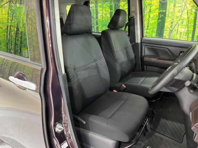 運転席まわりには十分なスペースがあり、大柄な方でもゆったり運転していただける環境です。