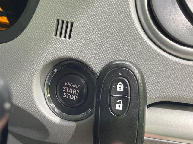 【キーレススタートシステム】カバンやポケットに入れたままでもドアの施錠・解錠が可能なスマートキーを装備。エンジンのオン・オフ時もカギを取り出す必要が無いからとっても便利です♪