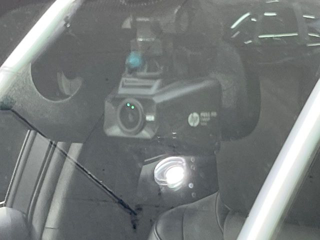 【ドライブレコーダー】安心・安全なカーライフに必須のドライブレコーダーを装備!走行中はもちろん、あおり運転や事故に遭遇した際の状況も映像で記録し、万一のリスクに備えます。