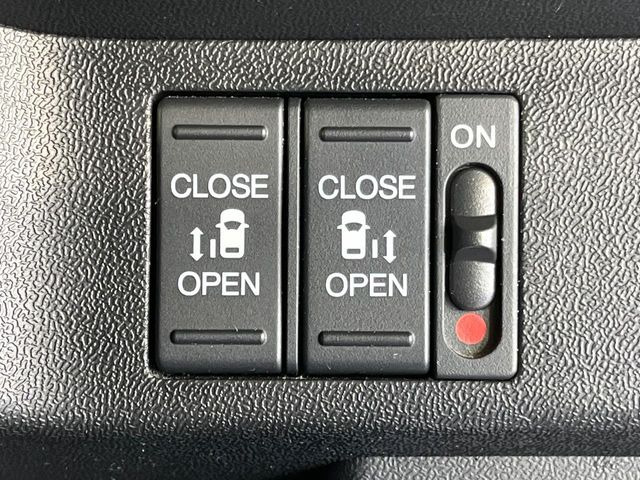 【両側スライドドア】駐車場で隣の車との間隔が狭く乗りにくい時、スライドドアなら安心!ドアオープン時も幅を取らず、開口部が広いので乗り降りがとっても簡単です。大きな荷物の出し入れも後席から可能♪