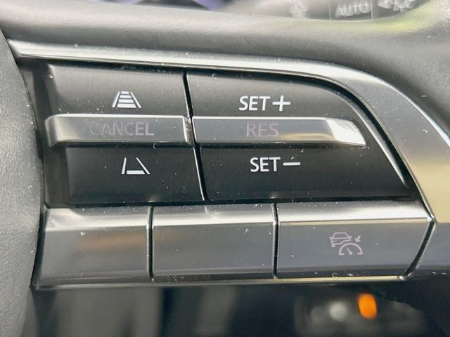 【マツダ・レーダークルーズコントロール】高速道路での長距離走行が楽に!自動で速度を保つクルーズコントロールが、衝突軽減システムと連携し、前方の車両を感知して車間を保つように速度調節してくれます!!