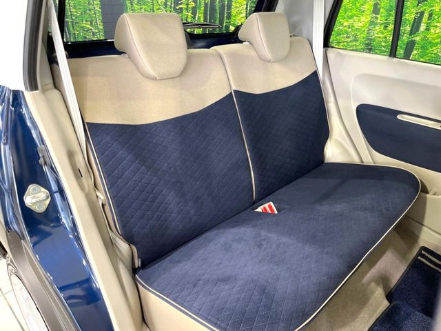後部座席も気になるようなキズ・汚れやへたり等、大きなダメージはなく、良好な状態です。