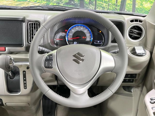 インテリアに合わせたデザインのステアリングは、運転される方のことも考え、運転しやすい形状、大きさです。是非一度、実際に触ってお確かめください。