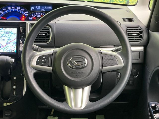 �C���e���A�ɍ��킹���f�U�C���̃X�e�A�����O�́A�^�]�������̂��Ƃ��l���A�^�]���₷���`��A�傫���ł��B�����x�A���ۂɐG���Ă��m���߂��������B