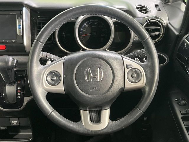 ステアリングも使用感が少なく、きれいな状態となっております♪