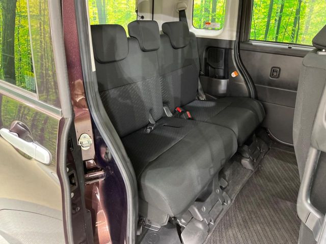 広々とした2列目シートは居住性が高く、居心地も快適!友達や家族とのお出かけにぴったりです。ベビーシートやチャイルドシート使用時も快適にお過ごしいただける十分な空間を確保しています。