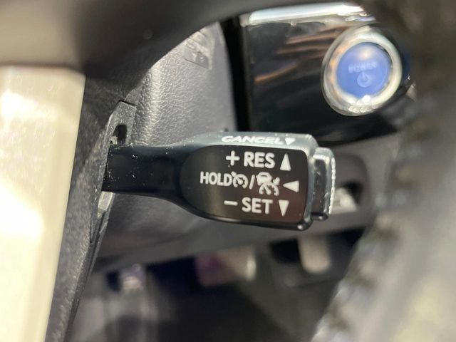 【レーダークルーズコントロール】高速道路での長距離走行が楽に!!自動で速度を保つクルーズコントロールが、衝突軽減システムと連携し、前方の車両を感知して車間を保つように速度調節してくれます!!