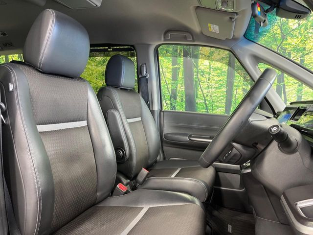 【ハーフレザーシート】高級感と座り心地を両立した人気のシート♪背面・座面のファブリック素材は、通気性の良さや滑りにくさに優れています。気温や服装に左右されず快適にお乗りいただけます。