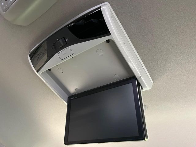 【フリップダウンモニター】大画面モニターで後席でもエンタメをお楽しみいただけます。小さなお子様にも大人気の装備です♪