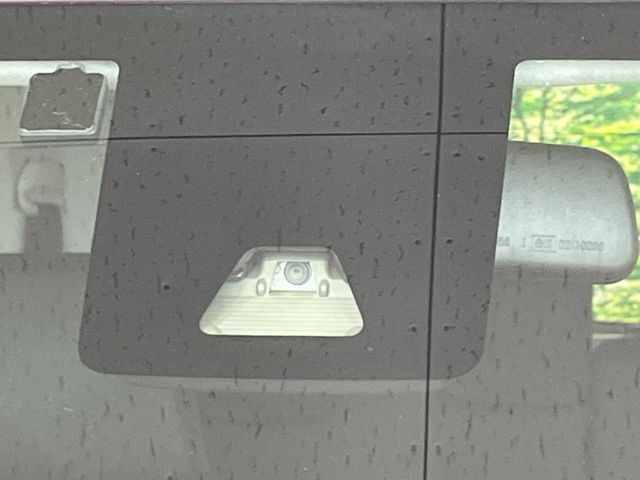 【スマートアシスト】走行中に前方の車両等を認識し、衝突しそうな時は警報とブレーキで衝突回避と被害軽減をアシスト。より安全にドライブをお楽しみいただけます。