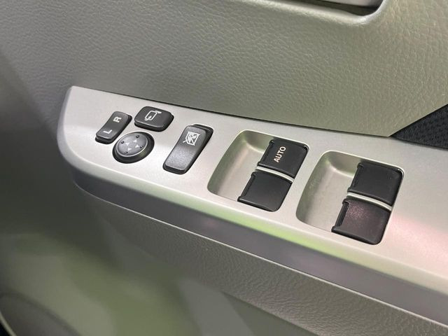 【電動格納ミラー】サイドミラーは電動格納式となっており、狭い駐車場でもキズがつくリスクを抑えられます。