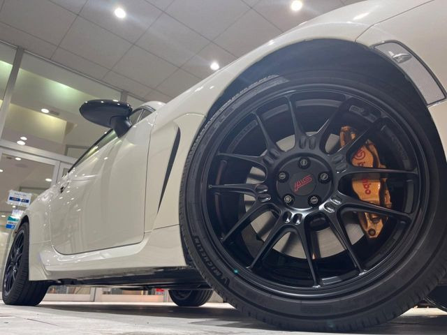 【ENKEI18インチアルミホイール】外観にマッチしたアルミホイールを装着しております。各種アルミホイールや、スタッドレスタイヤも取扱いしております。是非ご相談ください♪