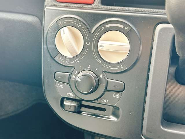 必需品のエアコン付き♪温度調節も簡単操作となっております!