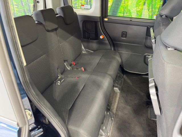 広々とした2列目シートは居住性が高く、居心地も快適!友達や家族とのお出かけにぴったりです。ベビーシートやチャイルドシート使用時も快適にお過ごしいただける十分な空間を確保しています。
