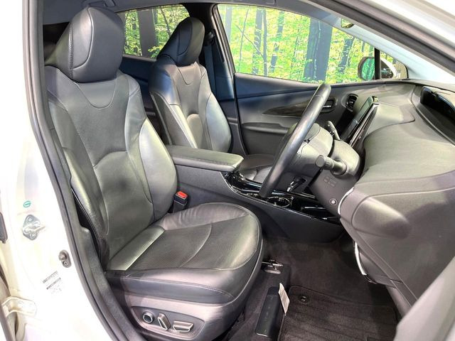 【合皮レザーシート】汚れのふき取りが容易でメンテナンスもが簡単な、機能性に優れる合成皮革を採用した上質なシートです。座り心地もよく、高級感あふれる心地良い車内空間を演出してくれます。