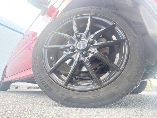 �y�A���~�z�C�[���z�O�ςɃ}�b�`�����A���~�z�C�[���𑕒����Ă���܂��B�e��A���~�z�C�[����A�X�^�b�h���X�^�C�����戵�����Ă���܂��B���񂲑��k����������