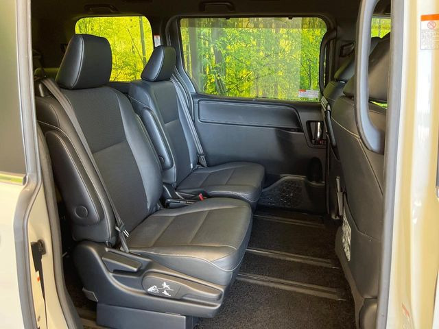 後部座席も気になるようなキズ・汚れやへたり等、大きなダメージはなく、良好な状態です。