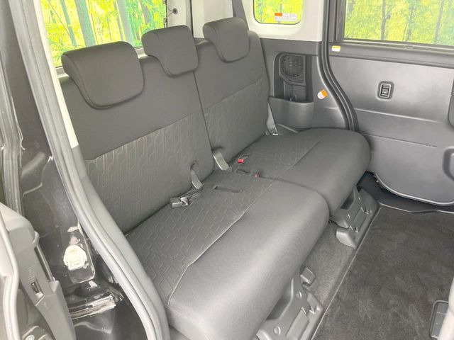 後部座席も気になるようなキズ・汚れやへたり等、大きなダメージはなく、良好な状態です。