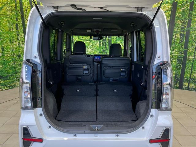 後席を格納すると、これだけの広さが!シーンに合わせたシートアレンジで、大きな荷物も積むことが出来ます♪